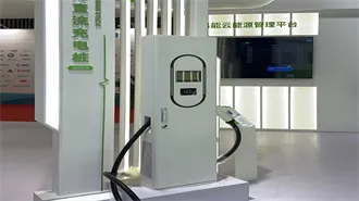 Solar street lights charge the energy storage system